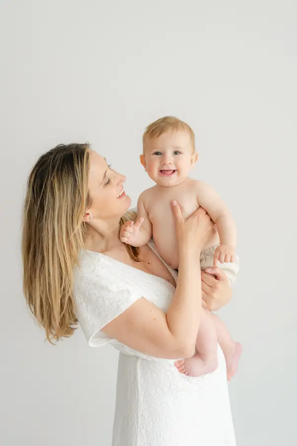Madre con su bebé en brazos riendo