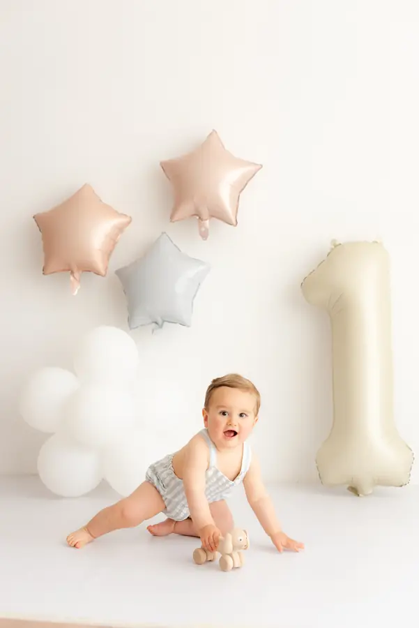 Bebé en su sesión de primer cumpleaños con globos