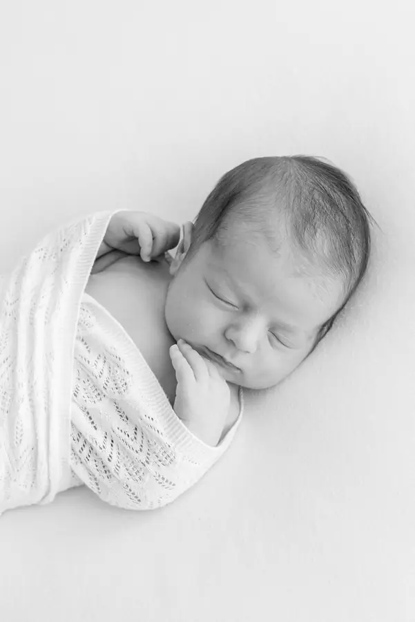Retrato de recién nacido dormido en blanco y negro