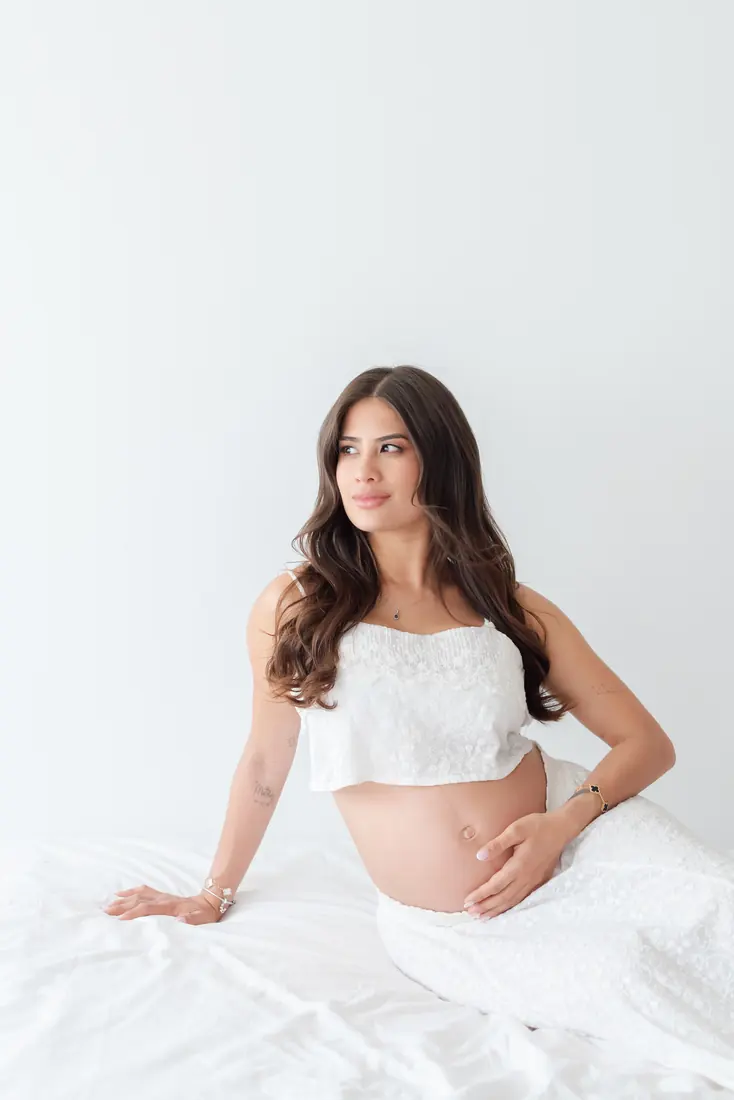 Sesión de fotos de embarazo en estudio en Sevilla